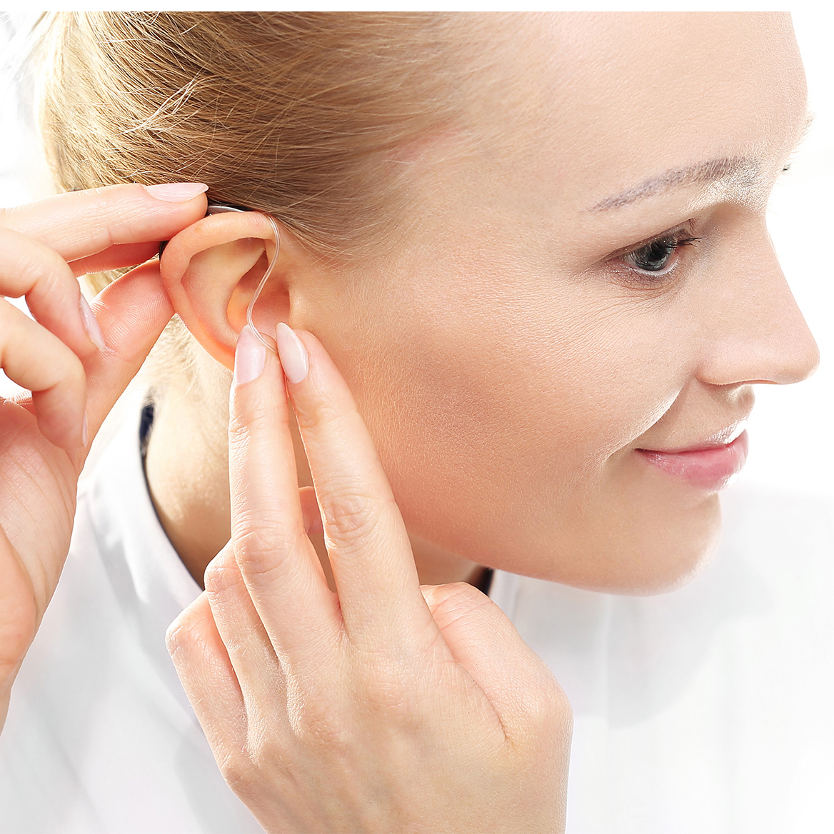 Tinnitus_Frau_setzt_Hoergeraet_ein_06-2026_1x1