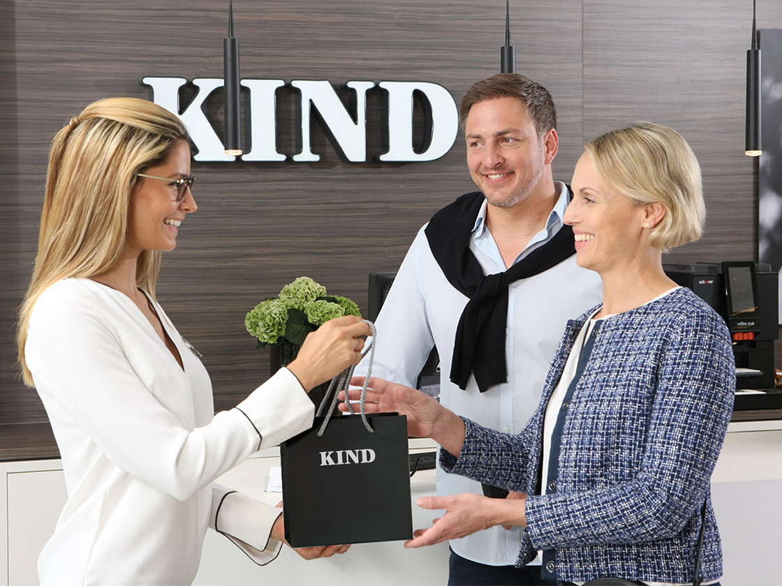 Uebergabe_Tuete_an_Paerchen_11-2023_4x3