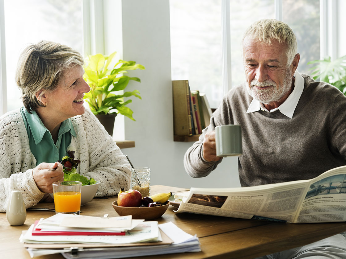 Welttag_des_Hoerens_Alltagsgeraeusche_Paar_Fruehstueck__02-2024_4x3