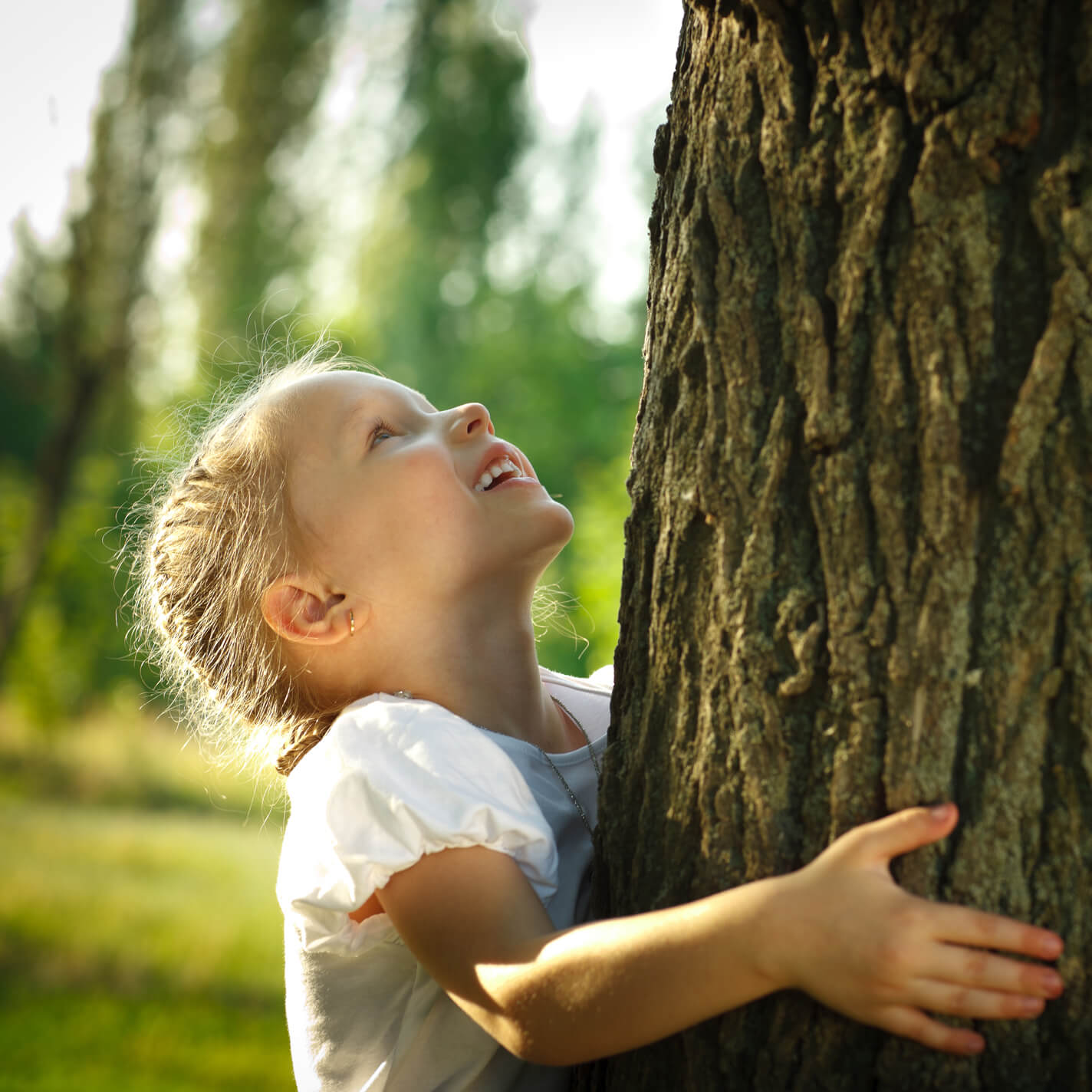 Welttag_des_Sehens_2025_Kind_umarmt_Baum_10-2025_1x1