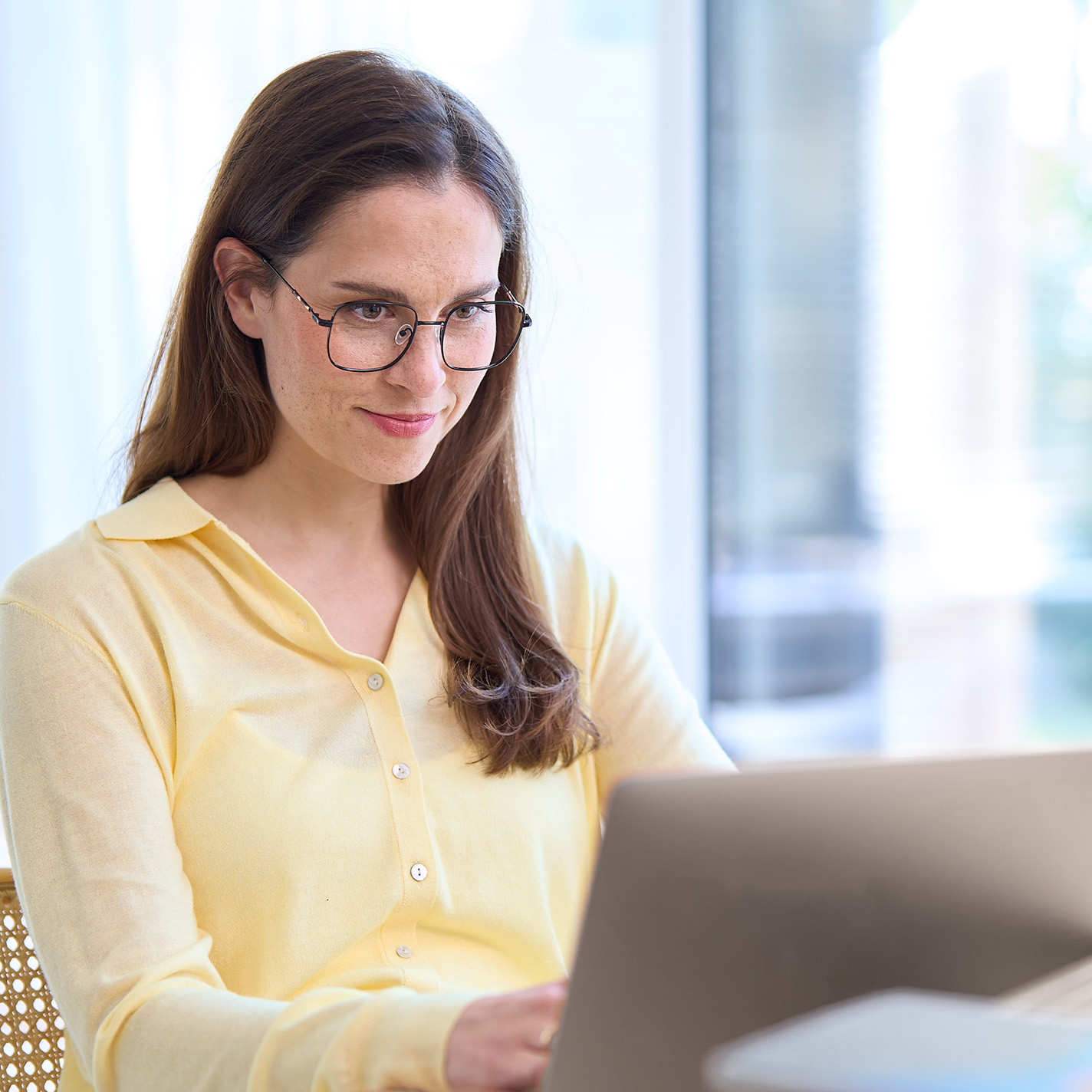 Zweite_Brille_50_Prozent_Frau mit Brille_1x1